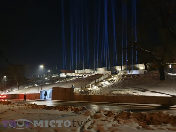 У Львові на честь Героїв Небесної Сотні засвітили Промені Гідності. Фото дня