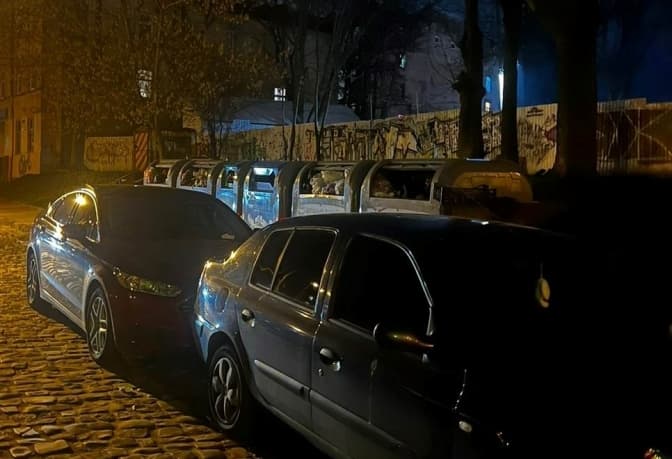 Львів'ян закликають не паркуватись біля сміттєвих контейнерів