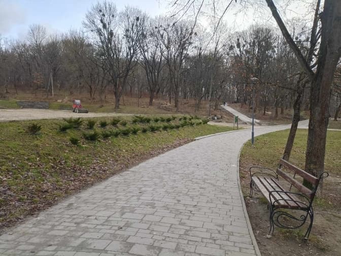 У одному з парків Львова продовжують облаштовувати безбар’єрні стежки. Що встигли зробити