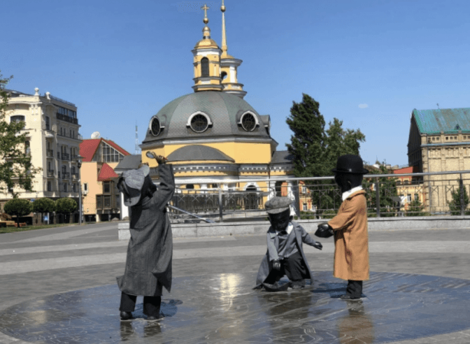 Скульптури малюків-засновників Києва переодягли у детективів до дня народження Конан Дойла
