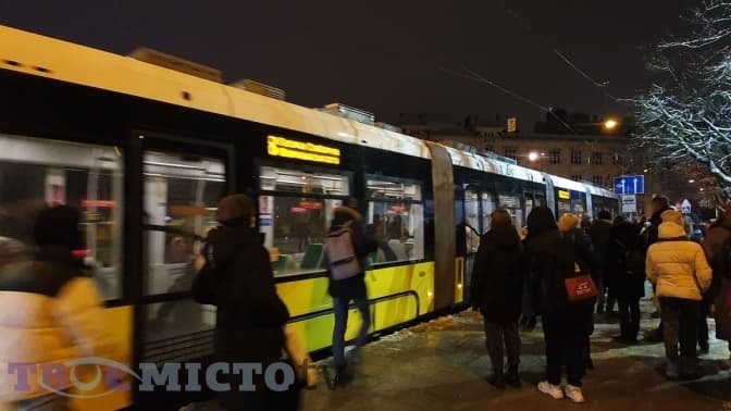 Пасажири тимчасово відчинятимуть двері трамваїв у Львові самостійно