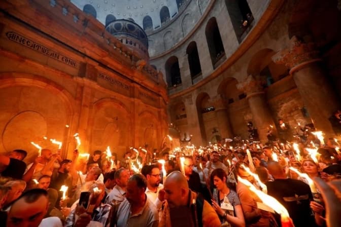 В Єрусалимі зійшов Благодатний вогонь та згадка про львівську писанкарку Ганну Косів. Підсумки доби