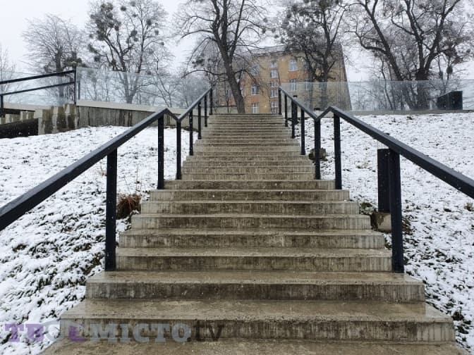 На Меморіалі Небесної Сотні у Львові нищиться бетонне покриття. Що з цим робитимуть