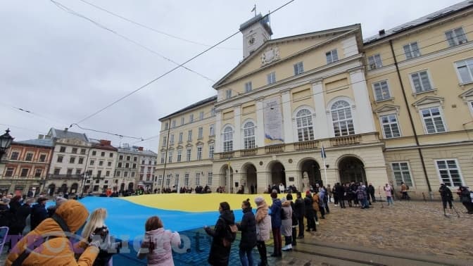 У центрі Львова заспівали Гімн та розгорнули синьо-жовтий прапор. Фото, відео
