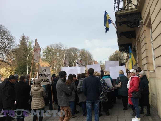 Біля Львівської облради – три пікети. Чого вимагають