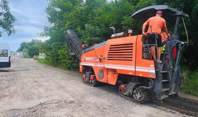 На одній із вулиць Залізничного району Львова оновлюють дорожнє покриття