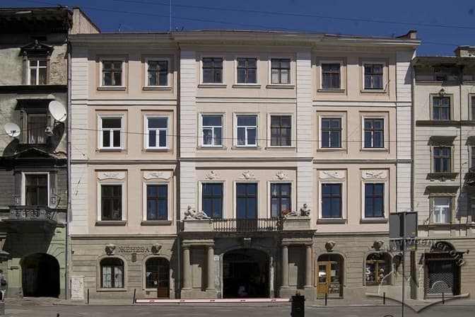 На історичних будинках у Львові відреставрують скульптури