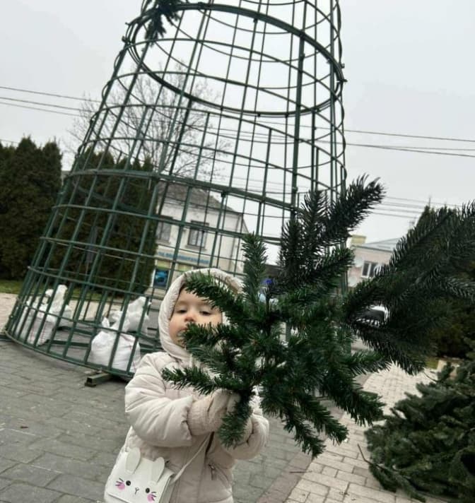 У Винниках після 5-річної перерви встановлюють новорічну ялинку
