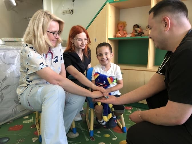 У Львові вперше пересадили нирку 4-річному хлопчику. Донором став тато