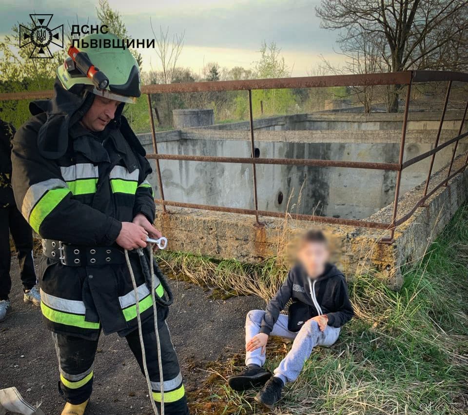 На Львівщині 13-річного хлопця витягнули із каналізаційного колектора