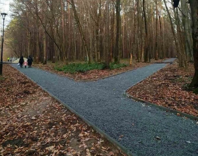 У Брюховицькому парку облаштовують алеї та встановлять лавки з урнами