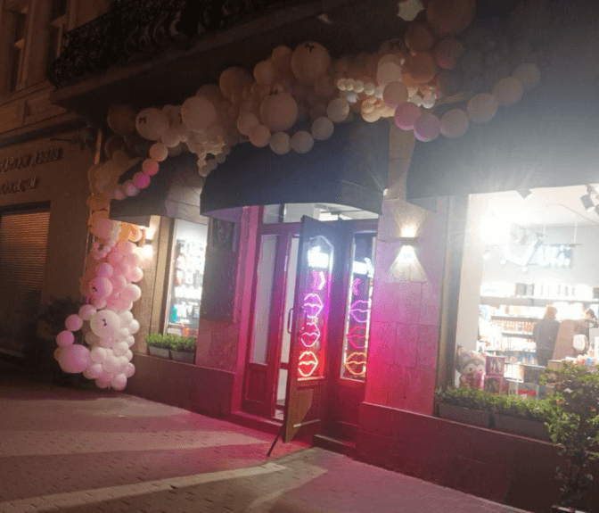 На місці книгарні у Львові тепер продають азійські товари. Колись там була культова «Українська книгарня»