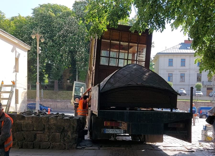 У центрі Львова демонтували два МАФи