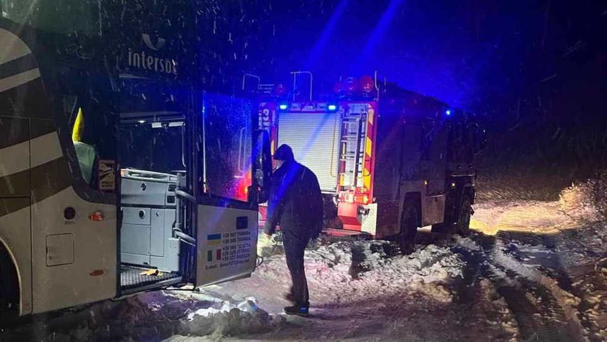 На Львівщині рятувальники звільнили автобус з дітьми, який застряг у снігу