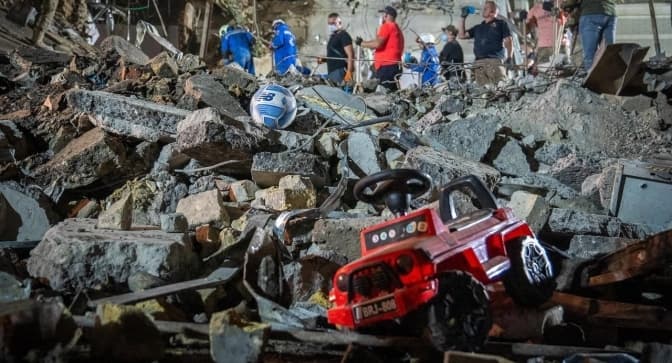 Кількість постраждалих у Києві зросла до 117. Під завалами знайшли тіло дитини