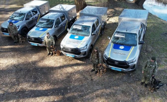 Поліцейські Київщини отримали кінологічні авто для перевезення службових собак від фонду Баффета