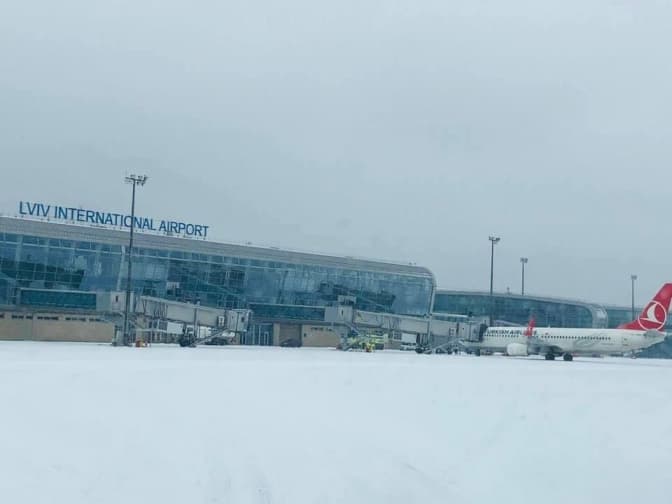 Через складні метеоумови в аеропорту «Львів» скасовують рейси