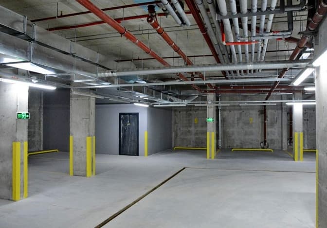 Львів зобов'язує забудовників будувати паркінги, які можуть бути укриттями