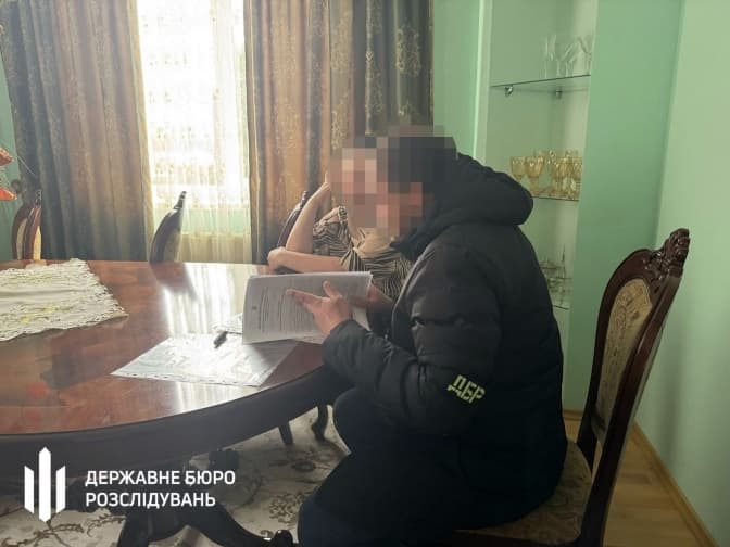 Інспекторку Львівської митниці судитимуть за переправлення чоловіків до Польщі