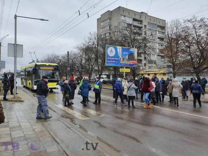 У Львові відбувається протест біля поліклініки на Мазепи. Мешканці перекрили дорогу
