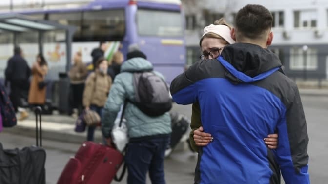 Потрібні біотуалети, рації та каремати. Яка ситуація у чергах до кордону з Польщею