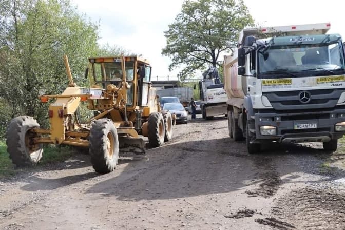 На Львівщині розпочали ремонт дороги Боберка – Бориня до майбутнього пункту пропуску. Фото
