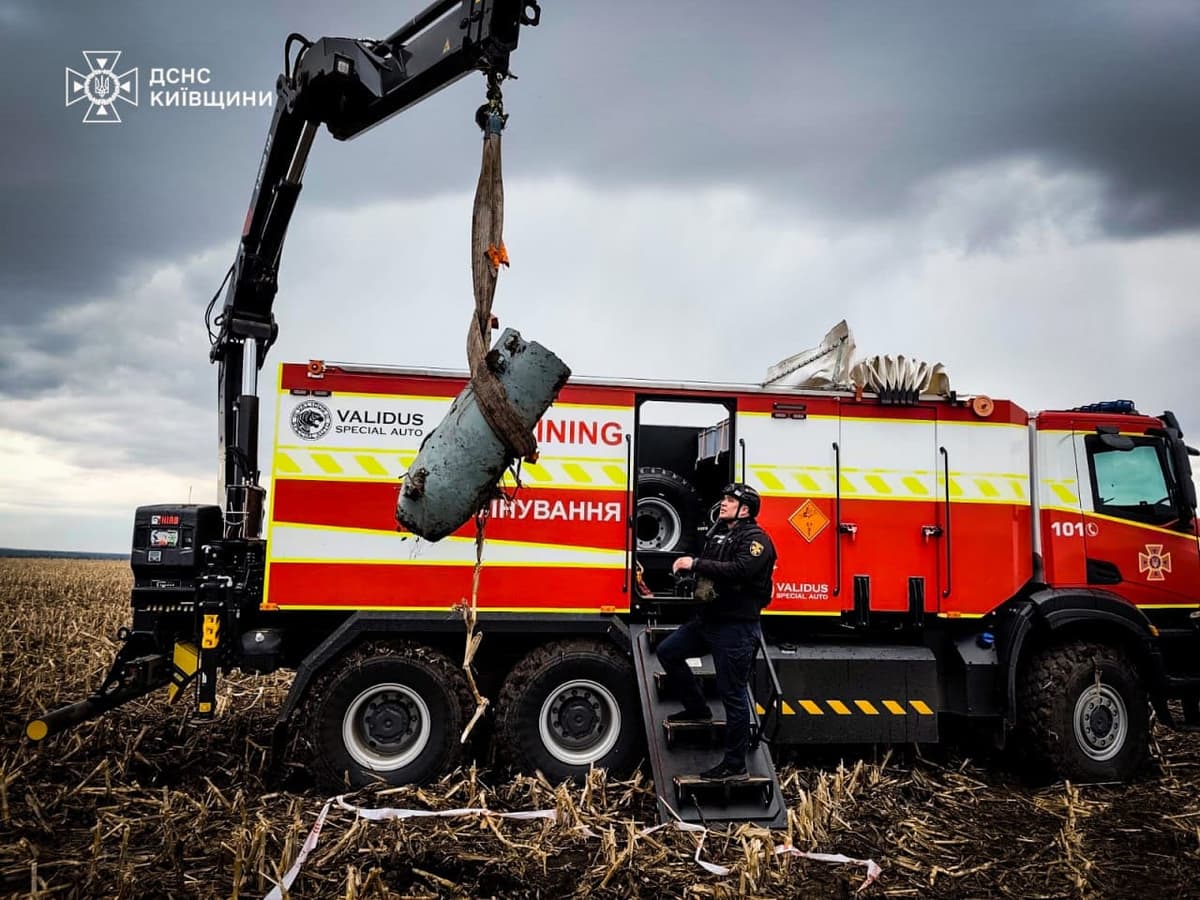 На Київщині в полі виявили уламки ракети: сапери ДСНС знешкодили небезпечну знахідку