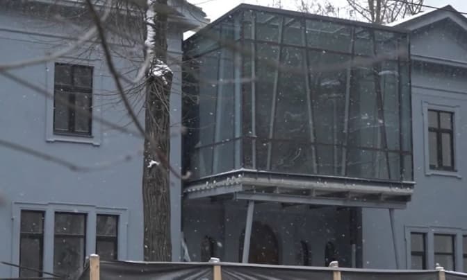 Скляну прибудову вілли Бачевських у Львові демонтовують. Фото