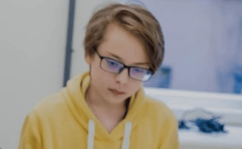 Школяр зі Львова створює авторські малюнки на одязі для допомоги чотирилапим