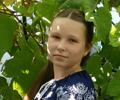 Львів’ян просять допомогти зібрати гроші на операцію 13-річної Анастасії зі сколіозом