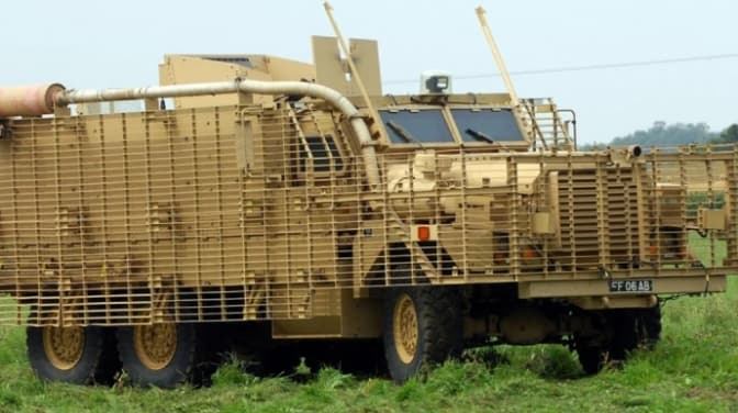 Британці вчать українців користуватись броньованими машинами, які передадуть Києву