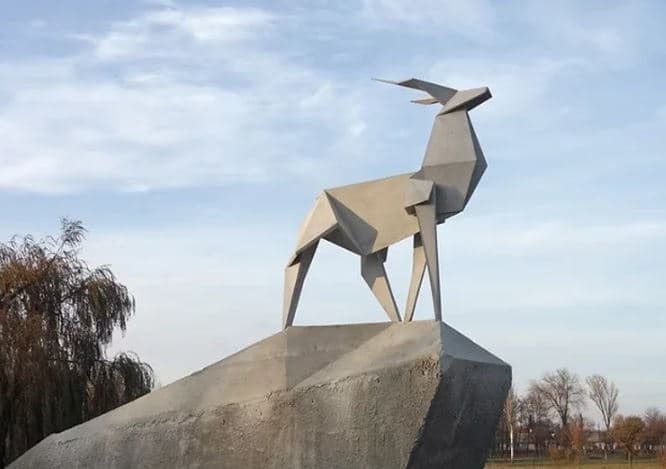 Скульптура «Оригамі Олень»