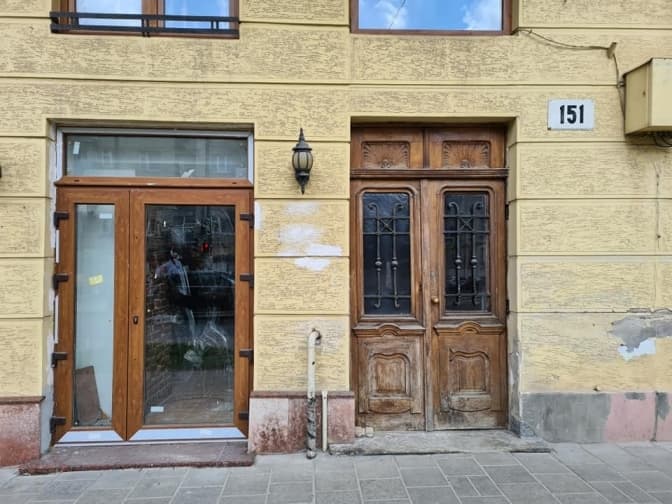 У Львові історичну браму замінили пластиковими дверима. Фотофакт