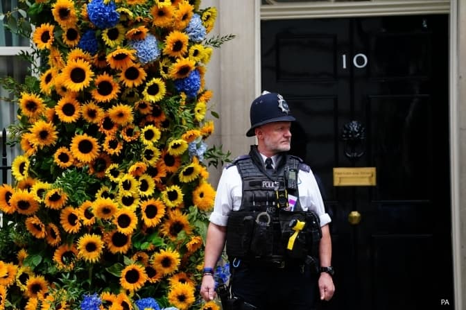 Резиденцію Джонсона прикрасили до Дня Незалежності України. Фото