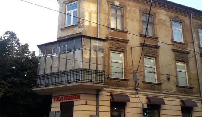 У історичному центрі Львова демонтували засклений балкон. Фото