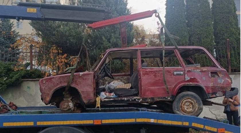 У Львові з вулиць забрали ще дві покинуті автівки