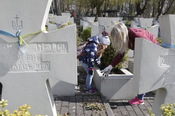 Як львів’яни перед Вербною неділею прибирали місто. Фото