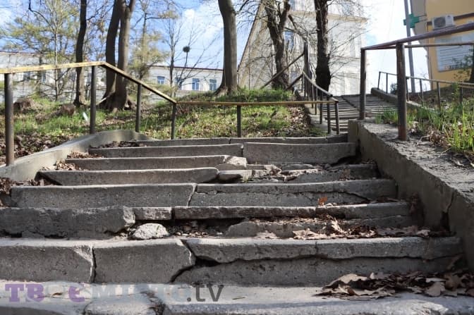 Львів’яни скаржаться на зруйновані сходи біля діагностичного центру на Пекарській. Фото