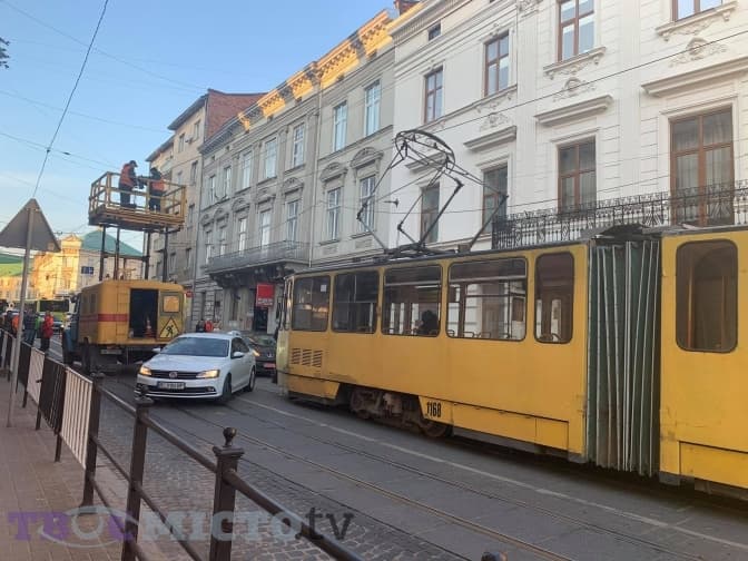 Ситуація на дорогах Львова. У центрі міста стоять трамваї. Оновлено