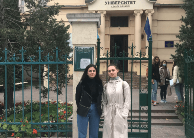 Львівські студентки допомогли врятувати чоловіка із зупинкою серця у трамваї