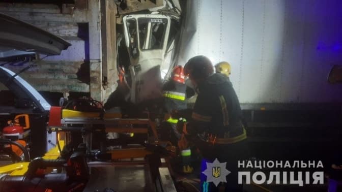 На об'їзній Львова зіткнулись дві вантажівки, один з водіїв загинув