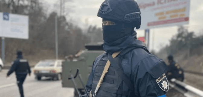 У Львові правоохоронці затримали чотирьох підозрілих осіб