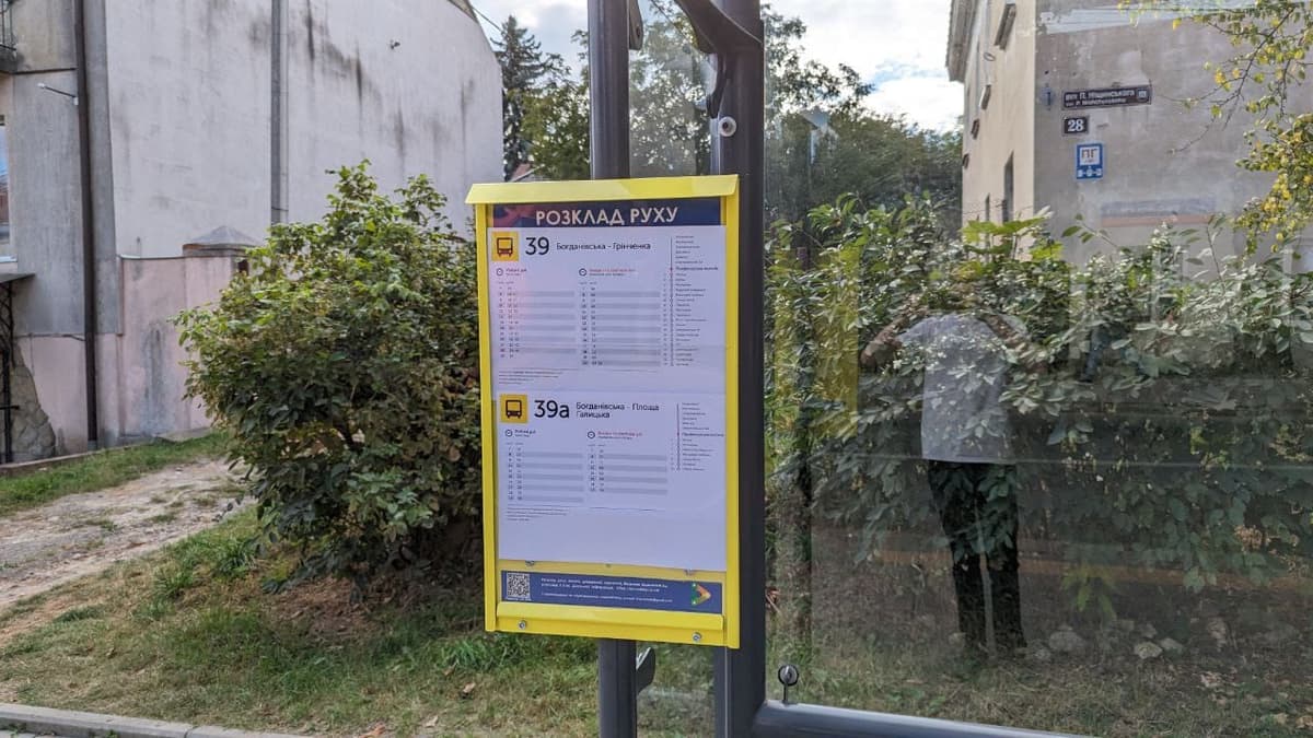 У Львові на зупинках громадського транспорту розмістили розклад руху маршрутів