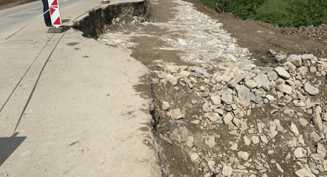 Як на Львівщині після зсуву ремонтують дорогу Боберка – Бориня. Фото