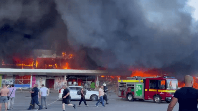 Росіяни вдарили ракетами по ТРЦ у Кременчуку. Є загиблі та поранені