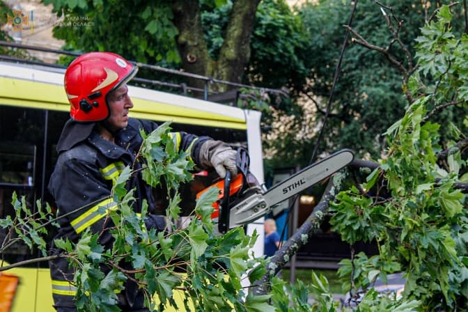 Відсутність світла, підтоплені будинки і автомобілі. Рятувальники про наслідки негоди