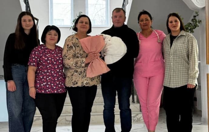 На Львівщині 46-річна дружина священника народила сьому дитину: всі семеро — дівчатка