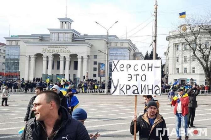 В оточеному Херсоні люди вийшли на мітинг проти озброєних окупантів
