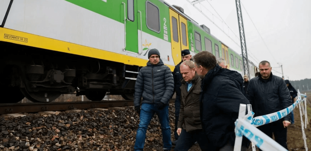 Прем'єр-міністр Польщі Дональд Туск на місці вибуху на залізничній лінії Варшава-Люблін / Фото: KPRM/Handout, REUTERS