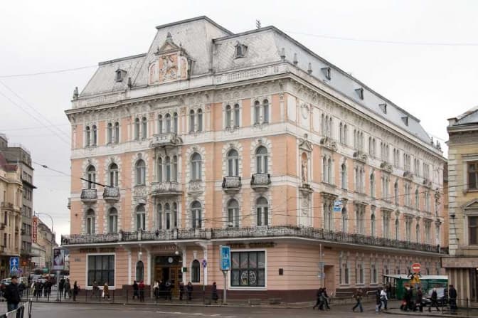 Біля готелю «Жорж» з’явиться багаторівневий паркінг